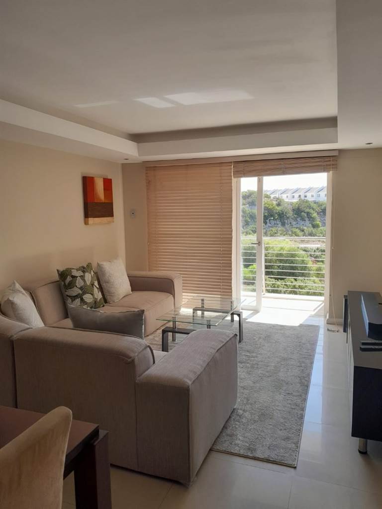 2 Bed Apartment in Humewood photo number 2