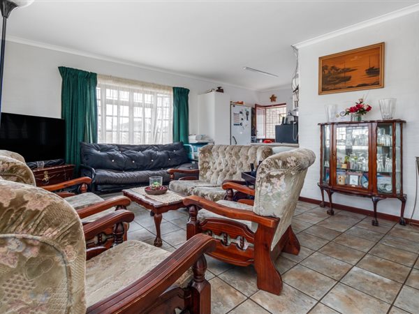 2 Bed House in Strand North