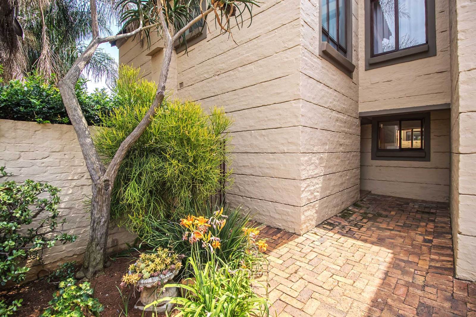4 Bed Townhouse in Woodhill photo number 3