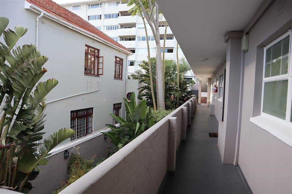 1 Bed Apartment in Sea Point photo number 2