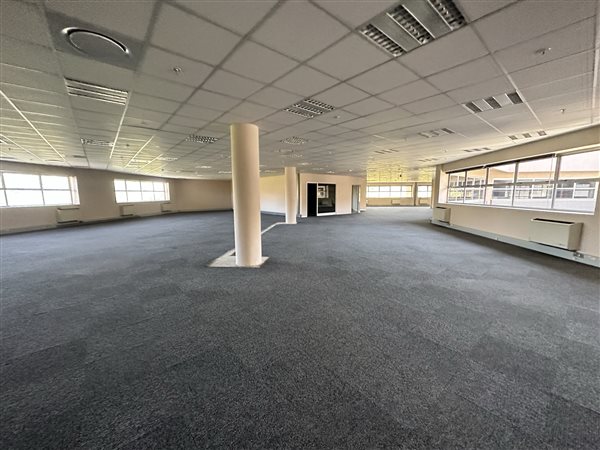 633  m² Commercial space