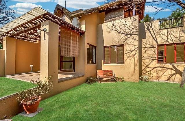 3 Bed Townhouse in Douglasdale photo number 2