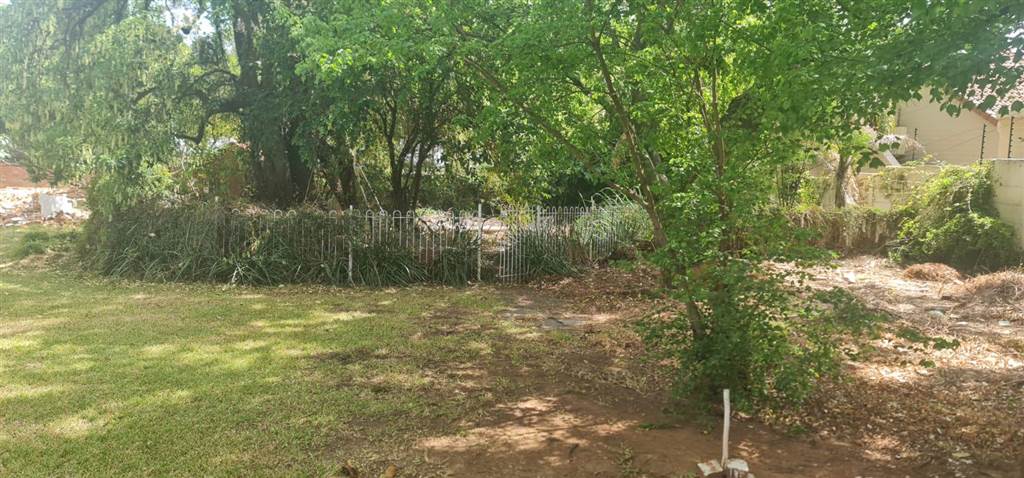 1300 m² Land available in Waterkloof photo number 3