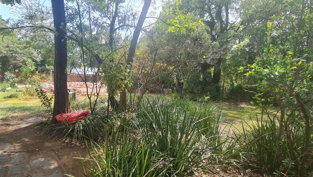1300 m² Land available in Waterkloof photo number 5