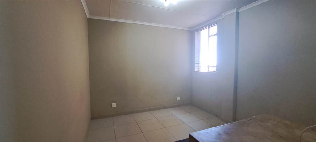 1 Bed Apartment in Braamfontein photo number 8