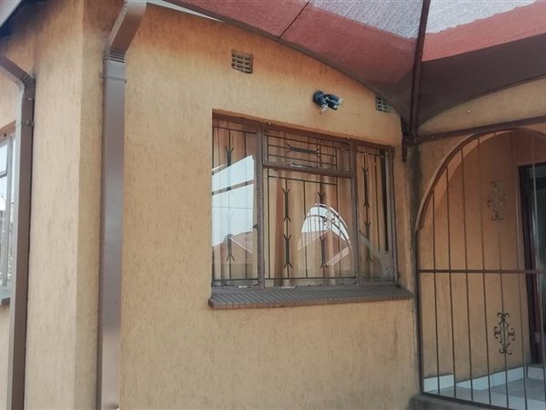 3 Bed House in Hlalanikahle
