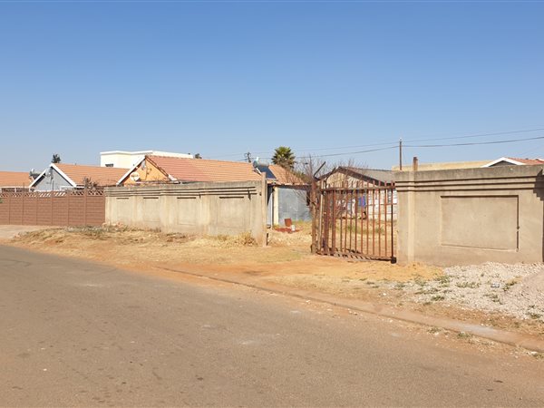 668 m² Land available in Lenasia