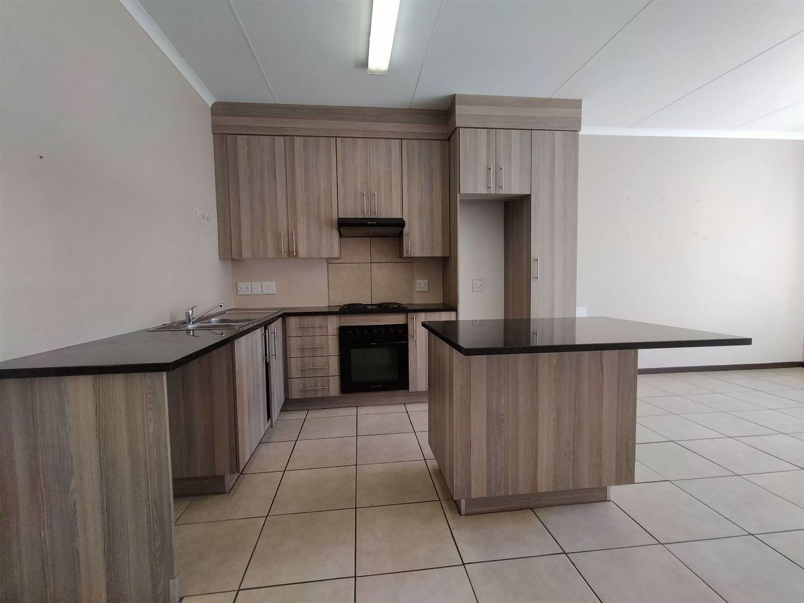 2 Bed Apartment in Ruimsig photo number 4
