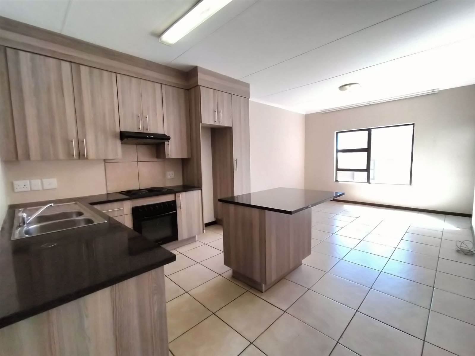 2 Bed Apartment in Ruimsig photo number 5