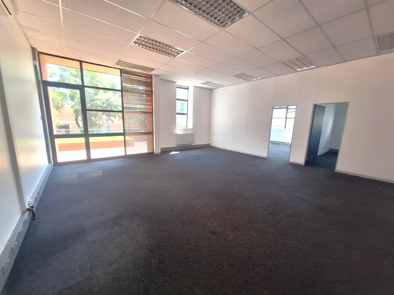 142  m² Office Space in Montclair photo number 8