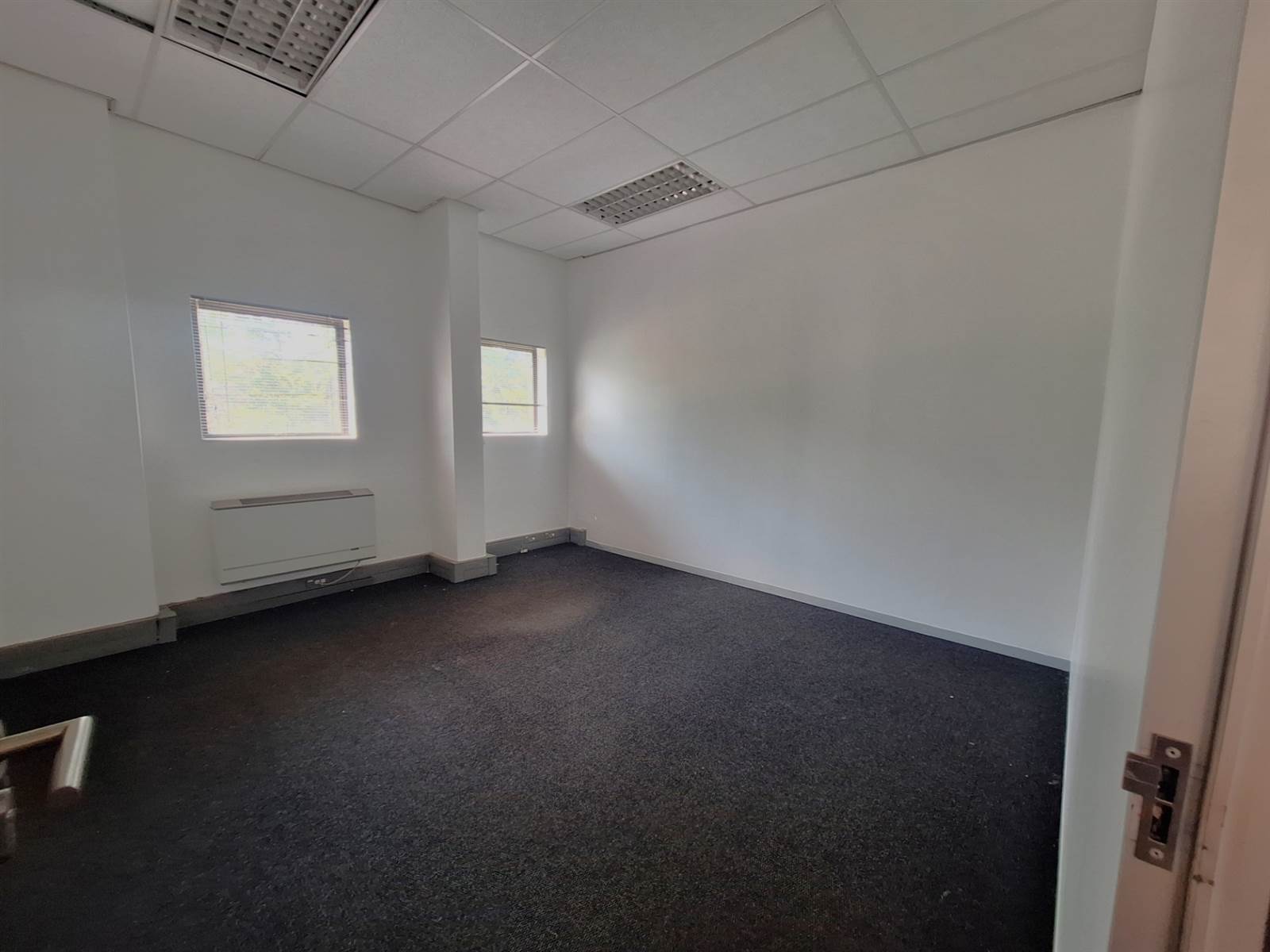 142  m² Office Space in Montclair photo number 11