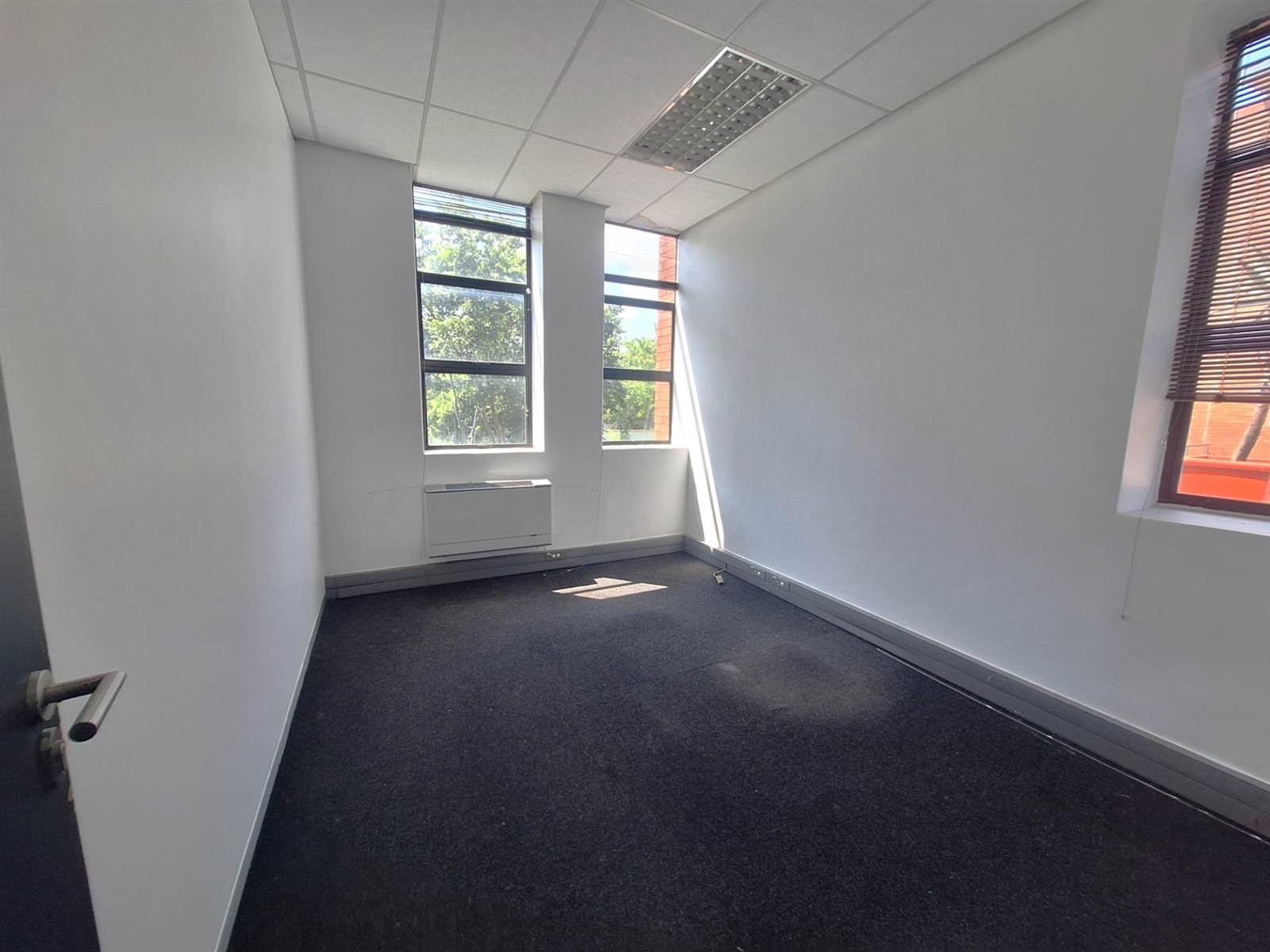 142  m² Office Space in Montclair photo number 12