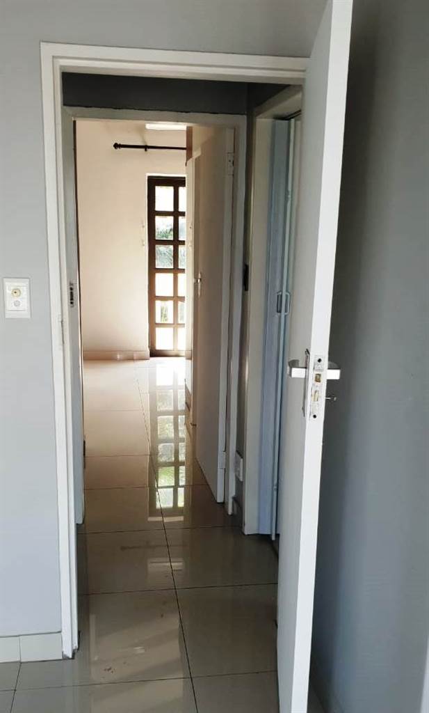2 Bed Townhouse in Umhlanga Rocks photo number 11