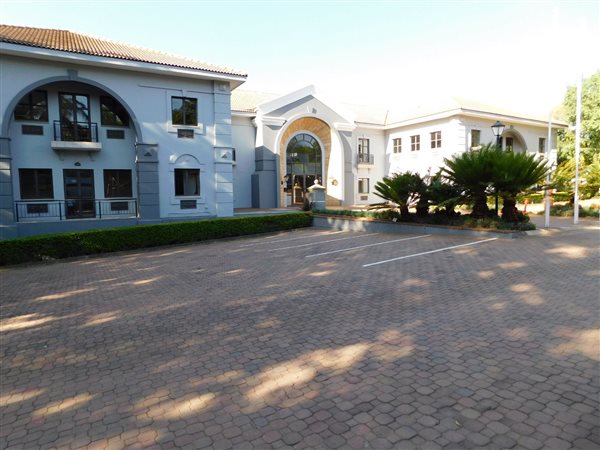 542  m² Commercial space in Hyde Park