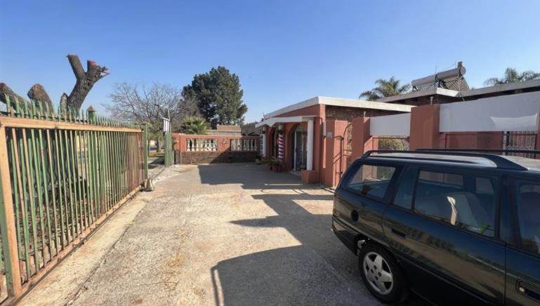 6 Bed House in Garsfontein photo number 2