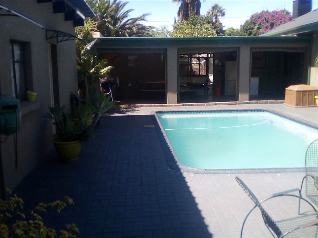 17 Bed House in Witbank Central photo number 2