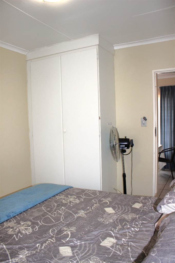 2 Bed Townhouse in Rooihuiskraal North photo number 21