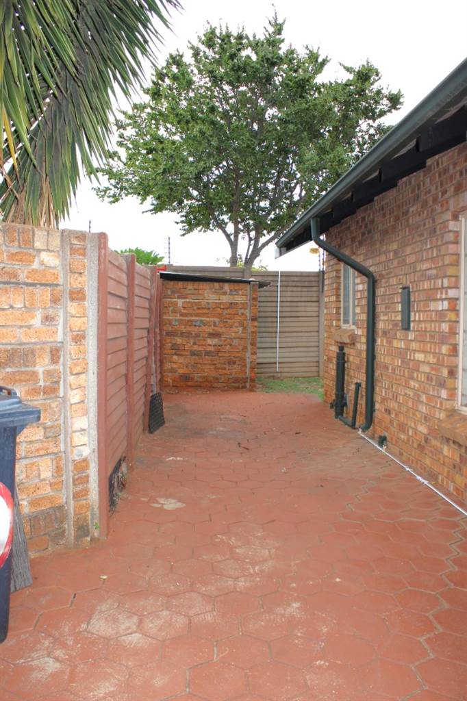 2 Bed Townhouse in Rooihuiskraal North photo number 24