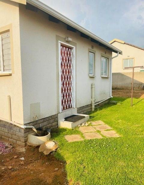 2 Bed House in Witbank Central photo number 2