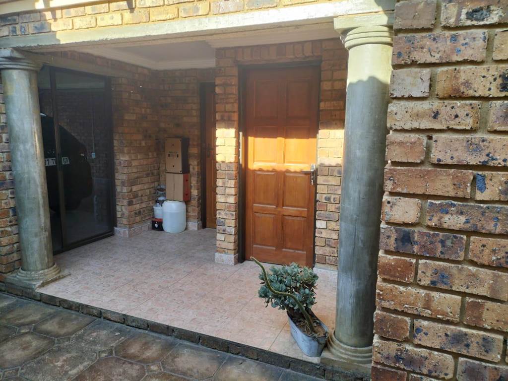 3 Bed House in Kwa Thema photo number 8