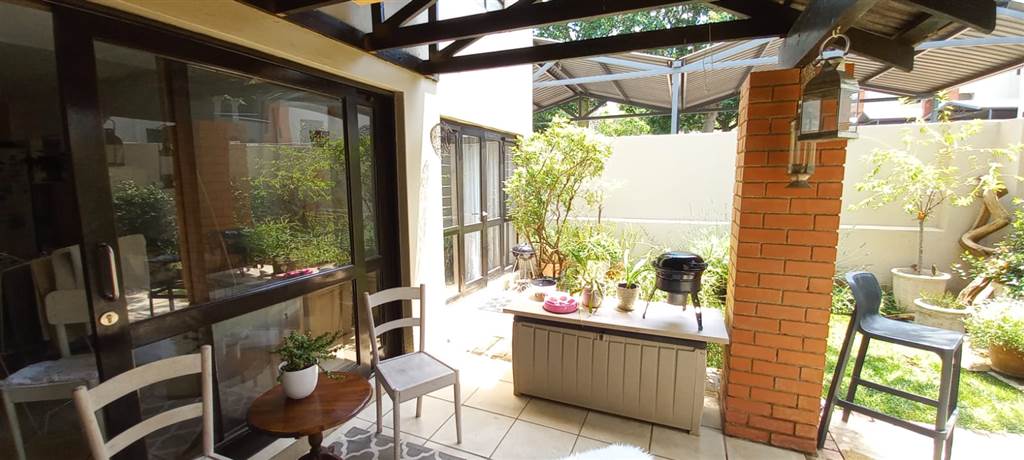 2 Bed Apartment in Lonehill photo number 14