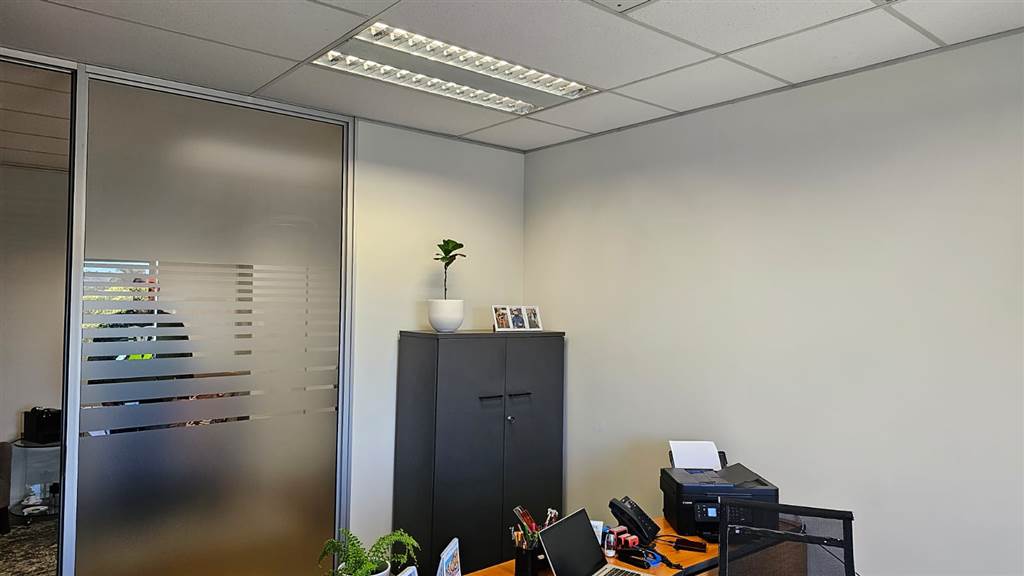 293  m² Office Space in Bedfordview photo number 17