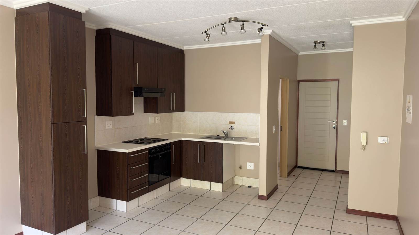 Bachelor apartment in Lonehill photo number 8