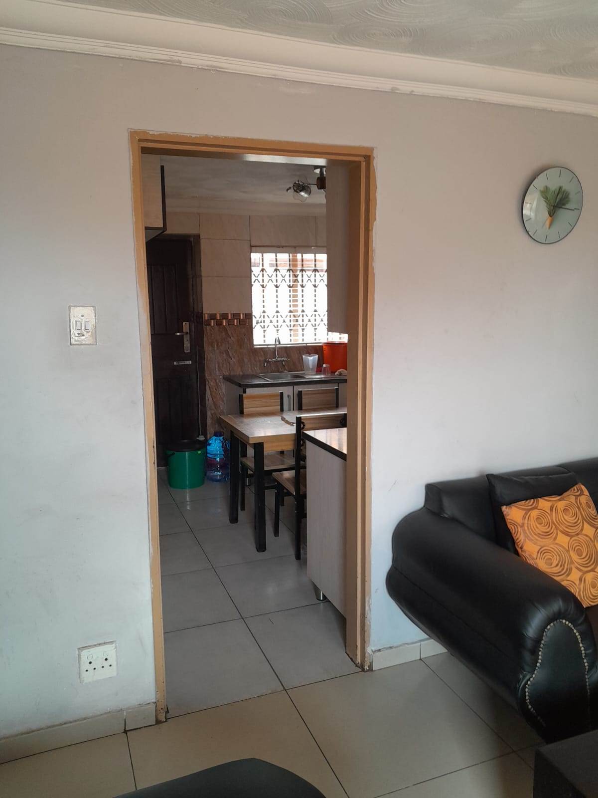 2 Bed House in Kagiso photo number 8