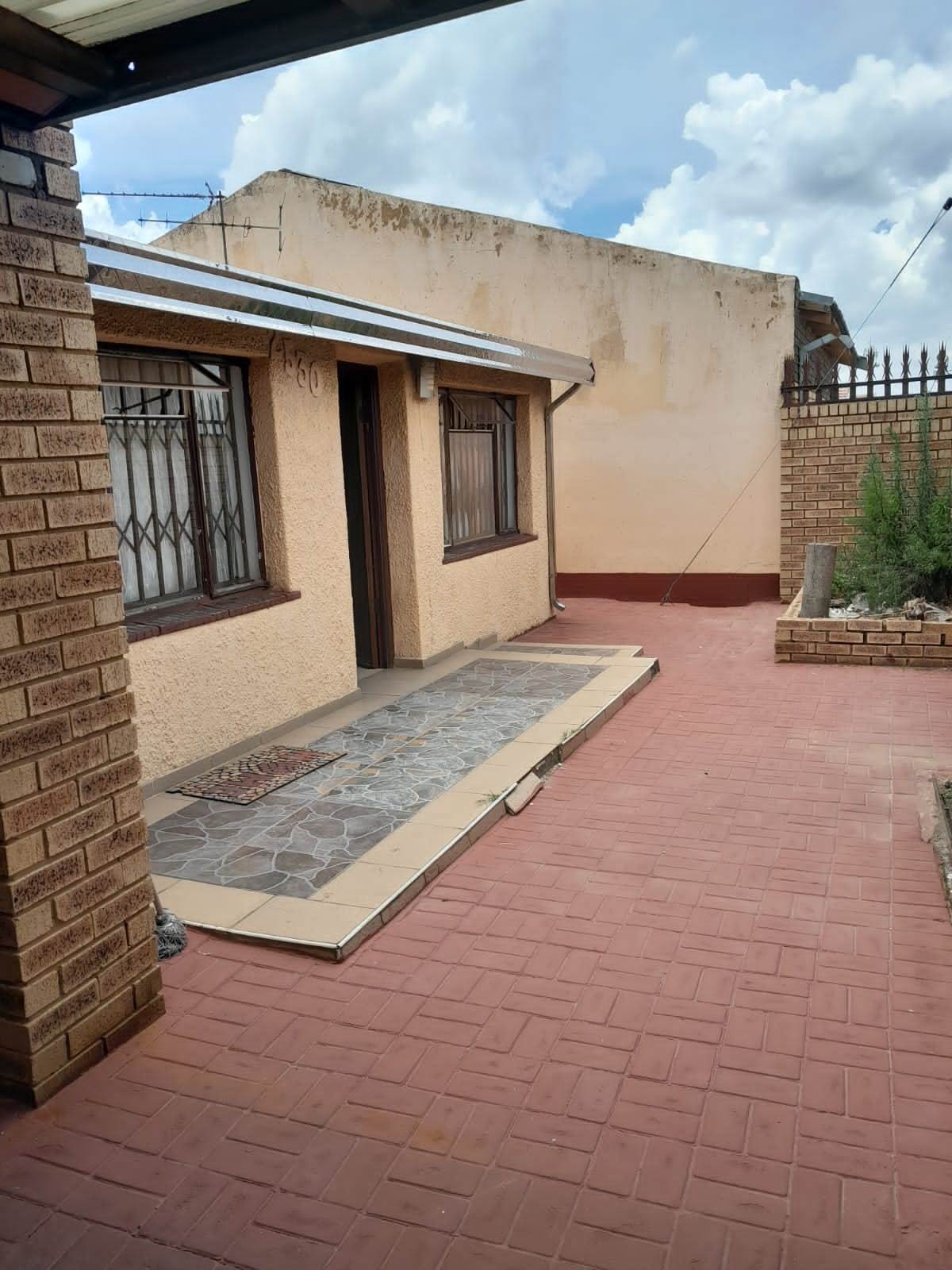 2 Bed House in Kagiso photo number 4