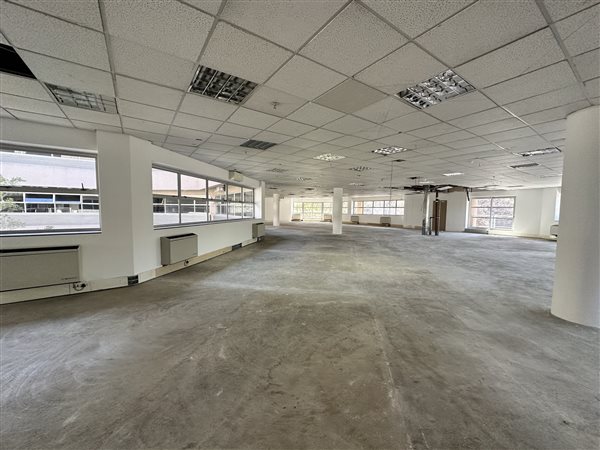 963  m² Commercial space