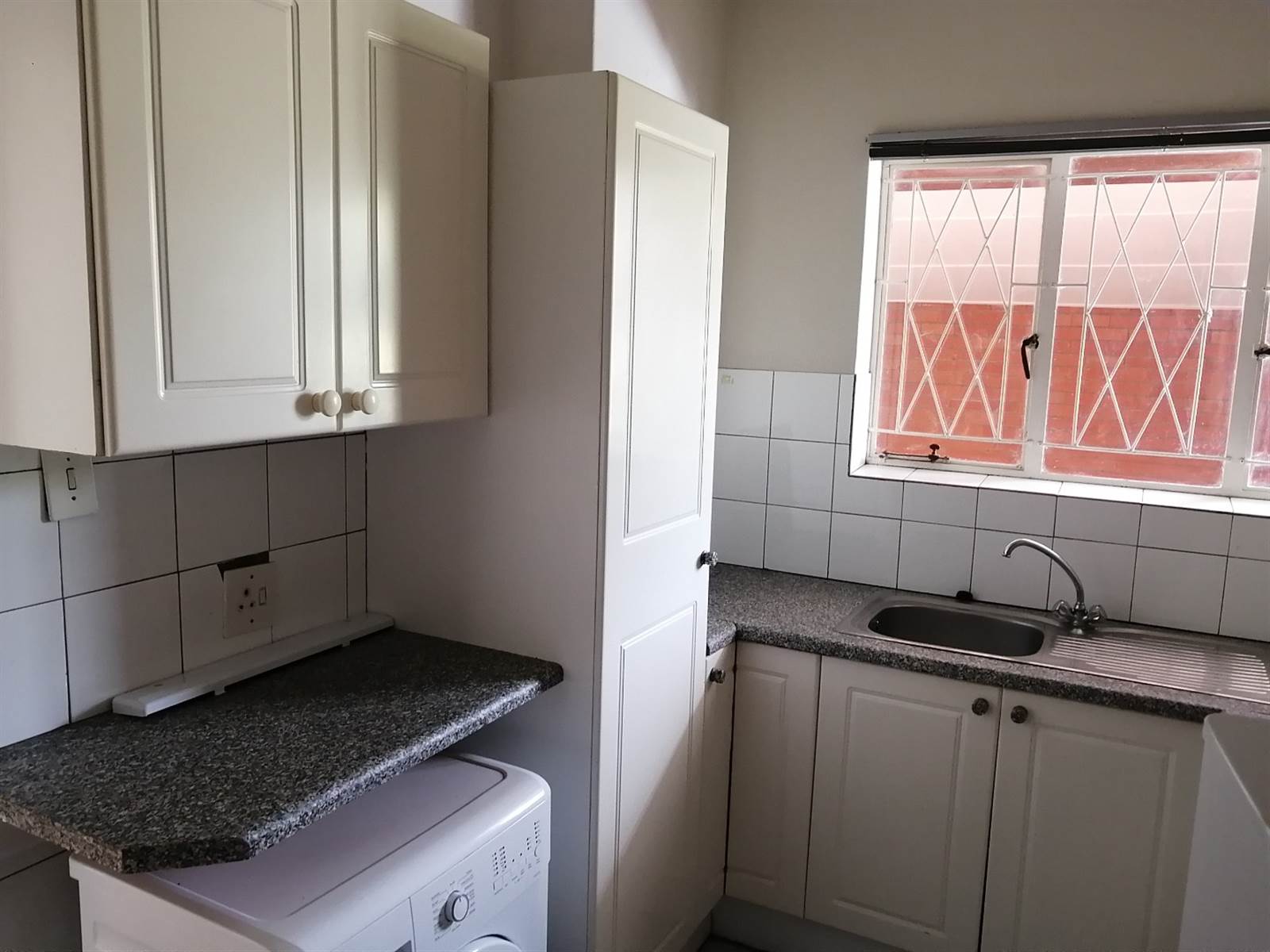 2 Bed Apartment in Grahamstown Central photo number 15