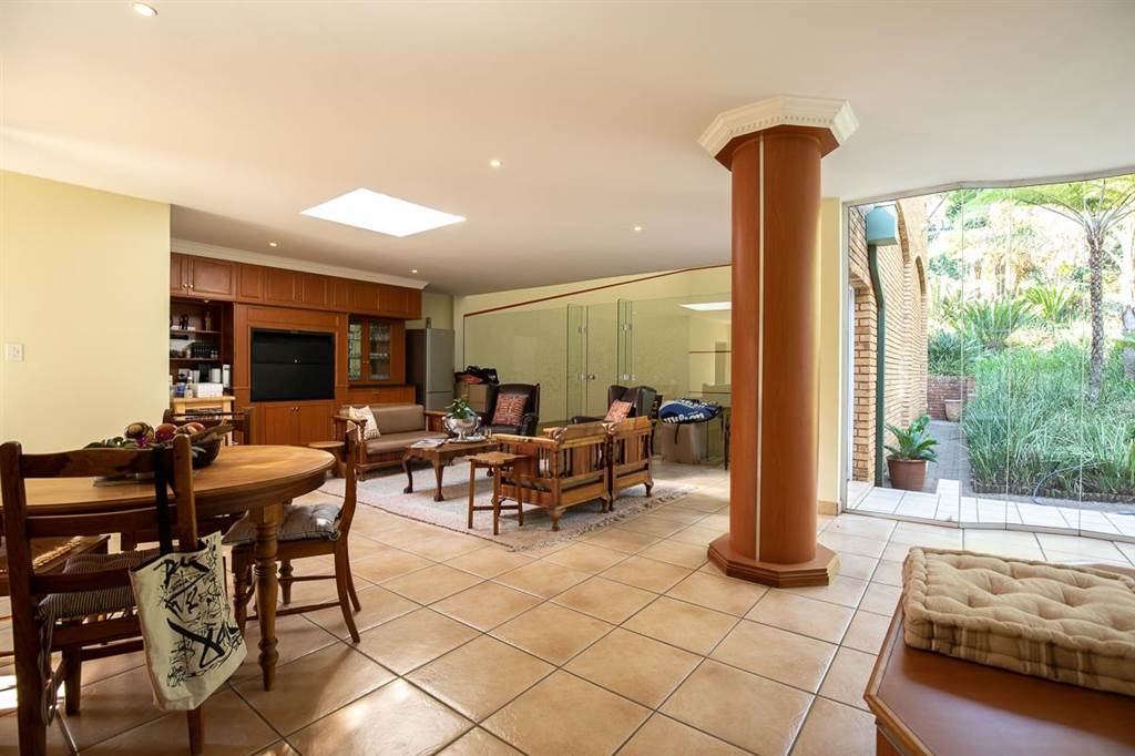 6 Bed House in Waterkloof Ridge photo number 5