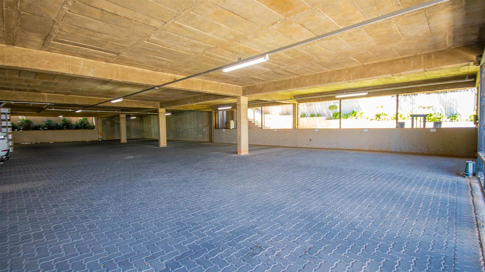 1200  m² Commercial space in Garsfontein photo number 9