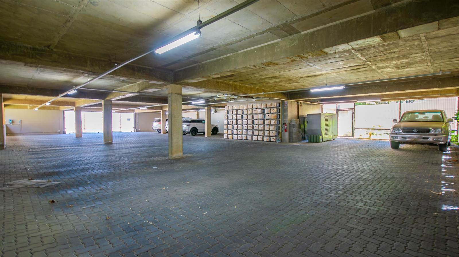 1200  m² Commercial space in Garsfontein photo number 13