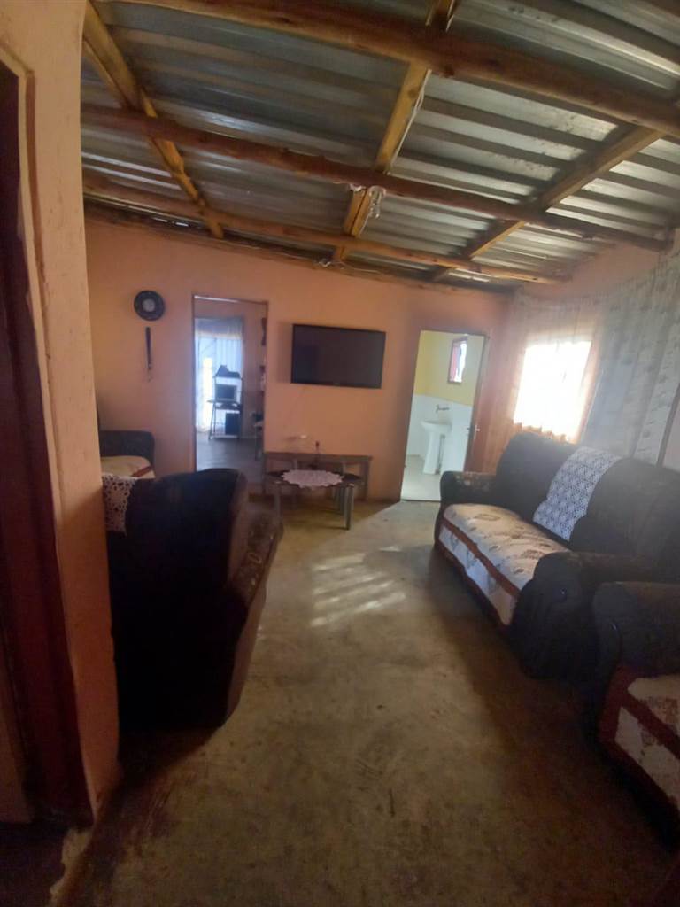 2 Bed House in Lethlabile photo number 4