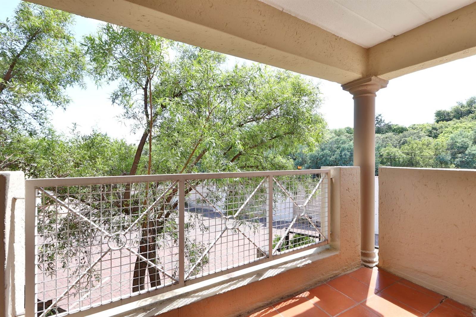 2 Bed Apartment in Craighall photo number 8