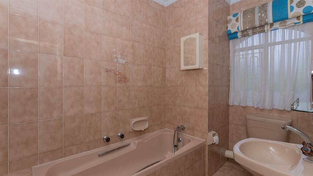 3 Bed Townhouse in Eastleigh photo number 22