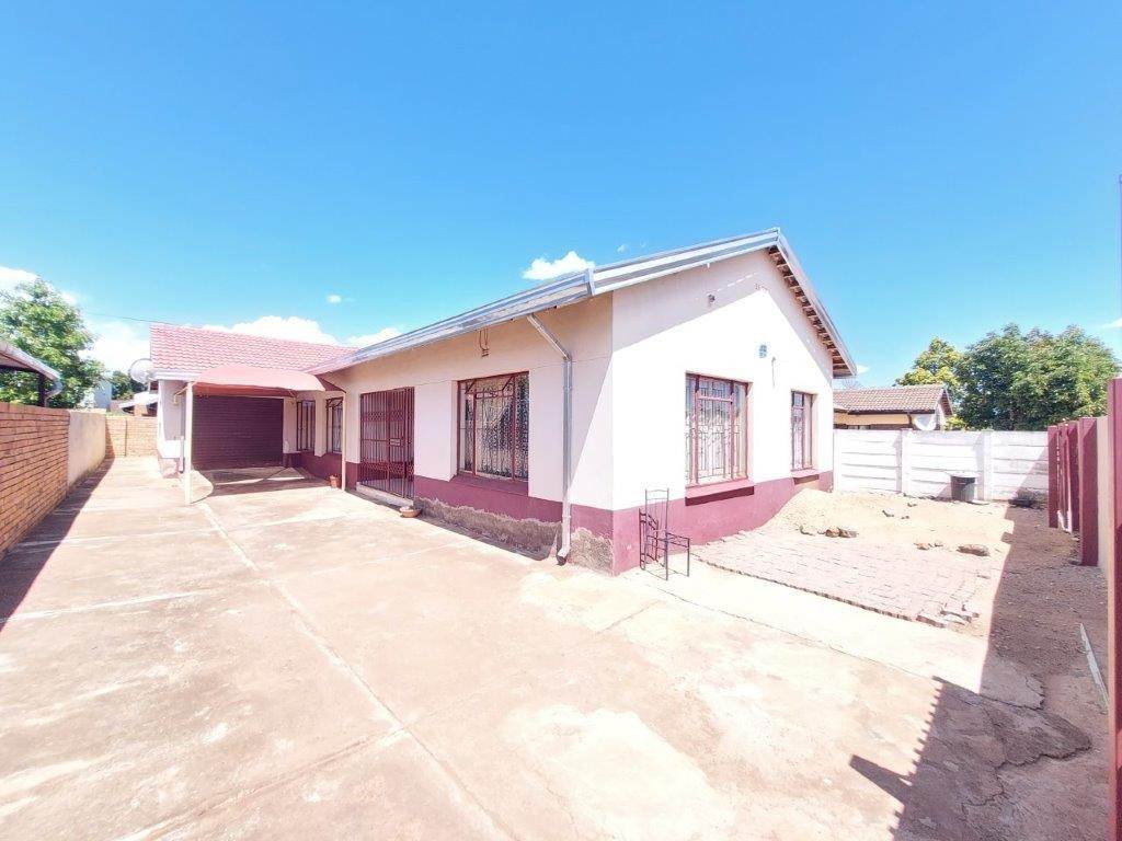 4 Bed House in Lebowakgomo photo number 2