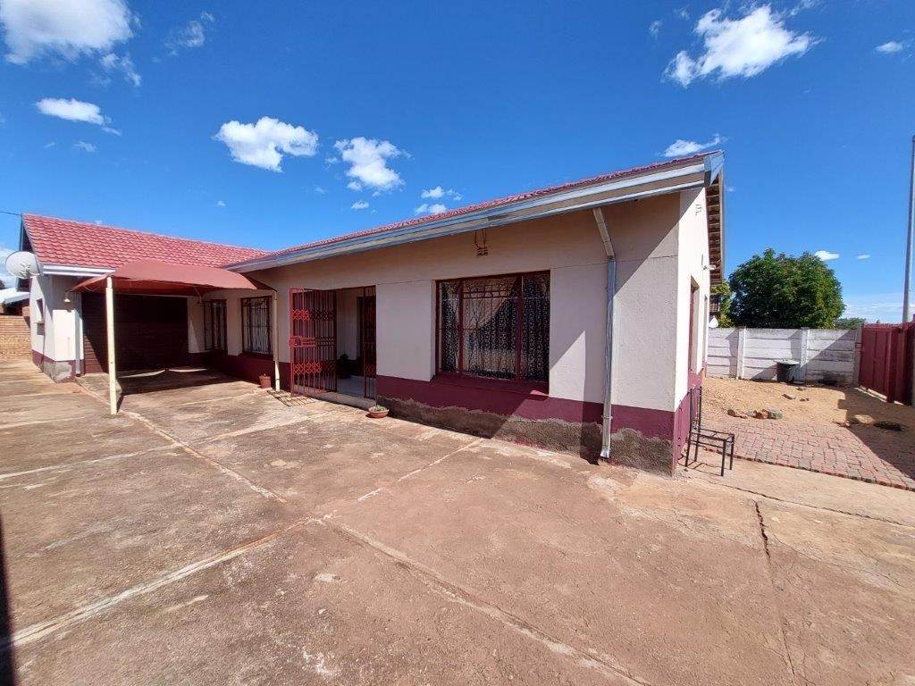 4 Bed House in Lebowakgomo photo number 3