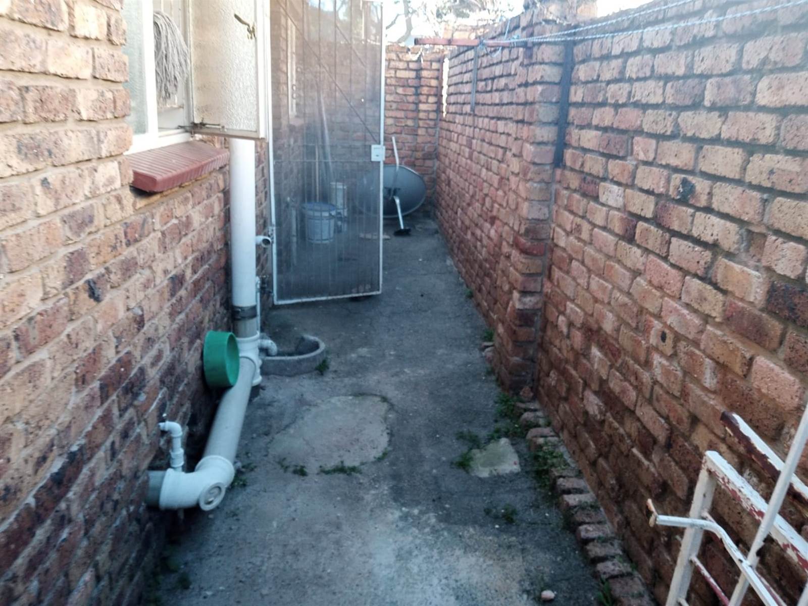 2 Bed Townhouse in Krugersdorp Central photo number 3