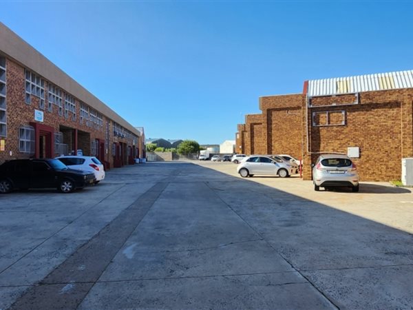 366  m² Industrial space