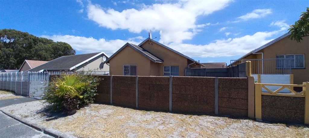 3 Bed House in Grassy Park photo number 1