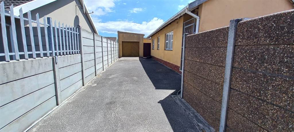 3 Bed House in Grassy Park photo number 3