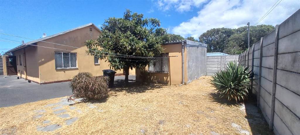 3 Bed House in Grassy Park photo number 18