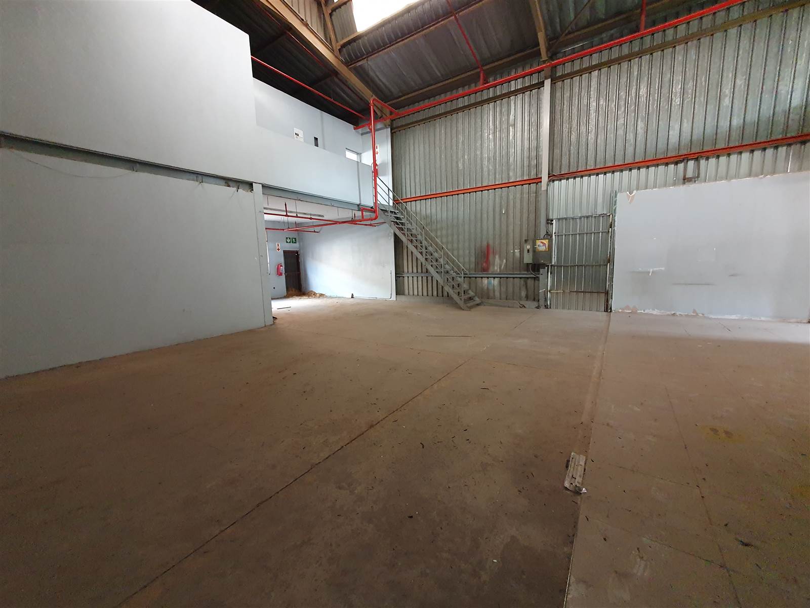 305  m² Industrial space in Selby photo number 2