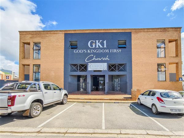 812  m² Commercial space