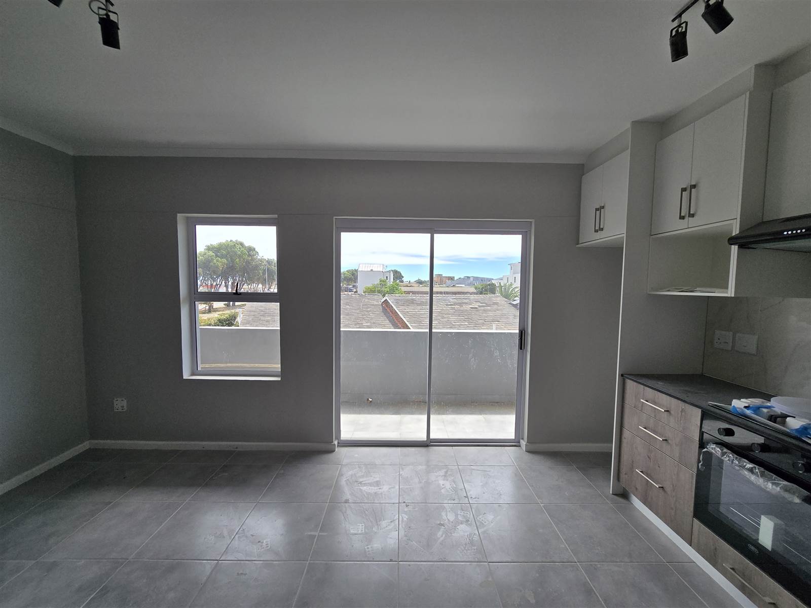 2 Bed Apartment in Tableview photo number 5