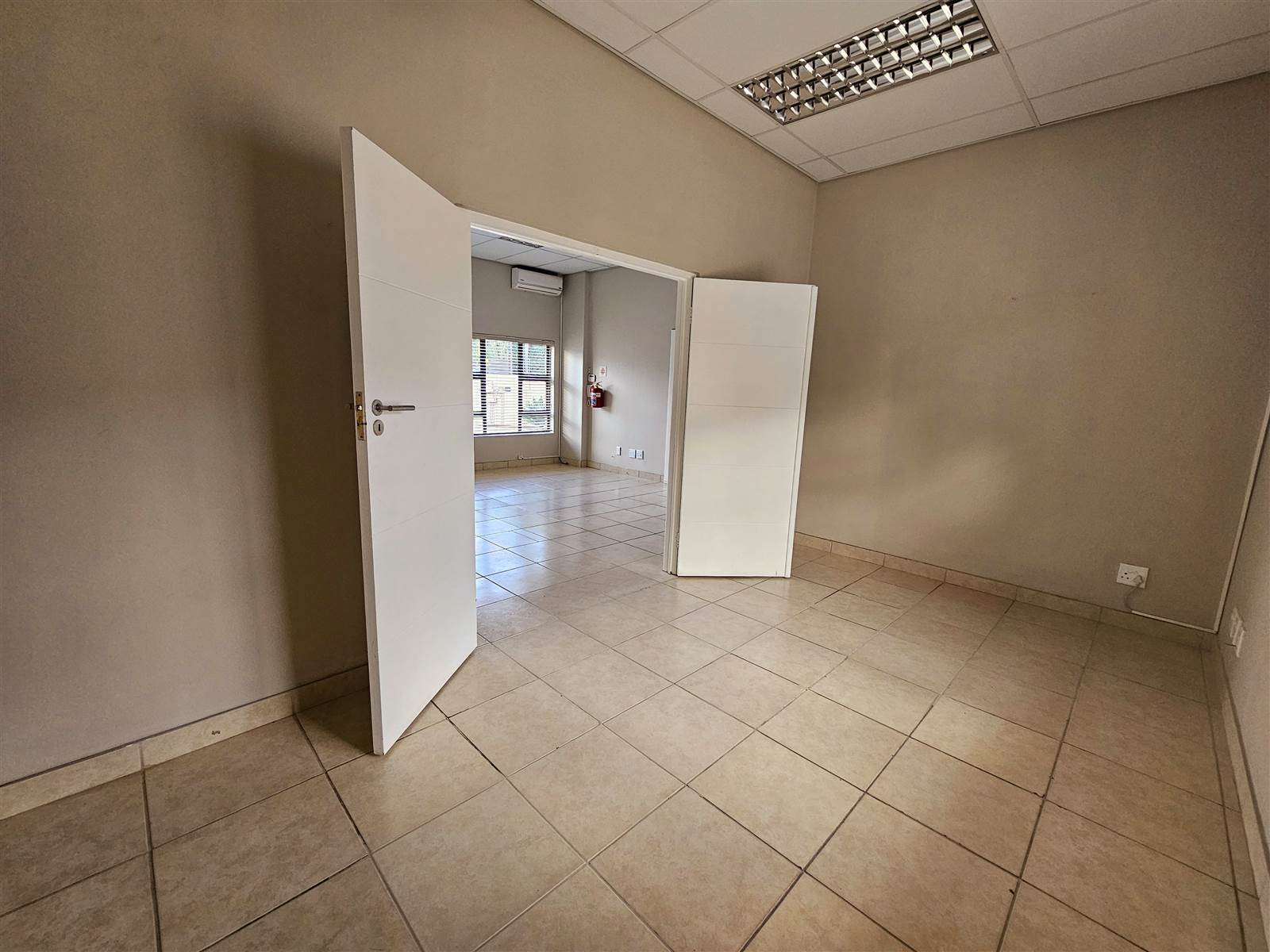 432  m² Commercial space in Garsfontein photo number 5