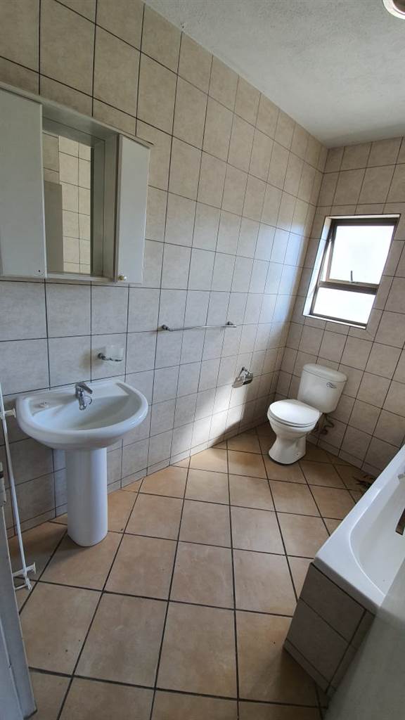 2 Bed Flat in Nelspruit Central photo number 7