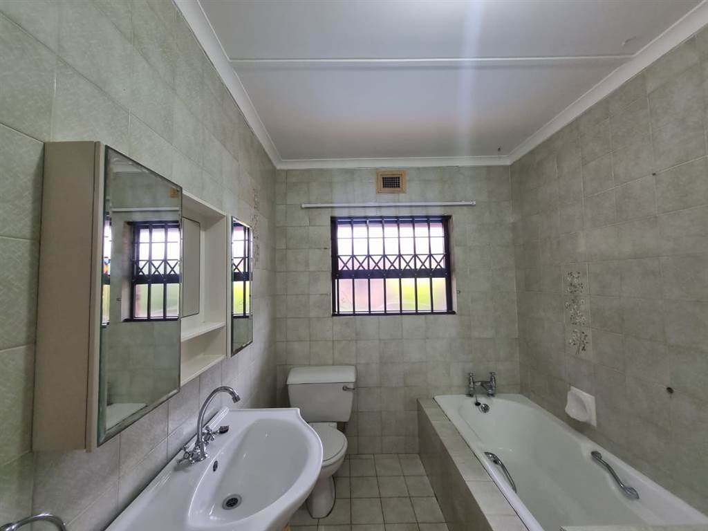 3 Bed Townhouse in Scottburgh South photo number 17